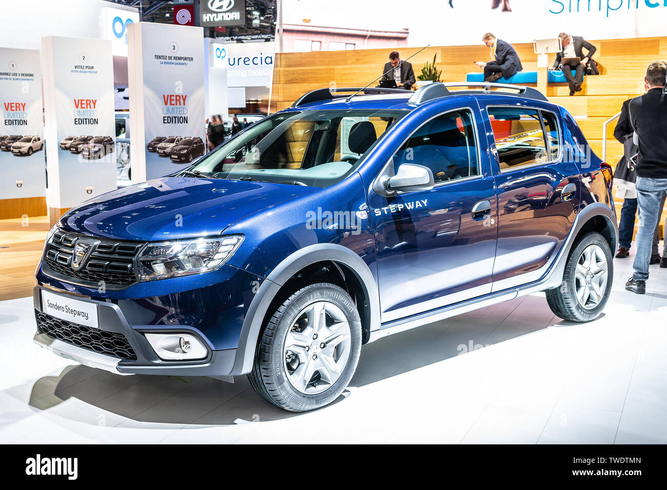 Paris, France, Octobre 02, 2018 : bleu métal DACIA SANDERO Stepway au Mondial Automobile de Paris, stand Dacia Automobile, constructeur automobile roumain Banque D'Images