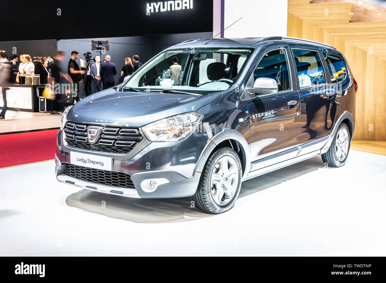 Paris, France, Octobre 02, 2018 : DACIA LODGY Stepway au Mondial Automobile de Paris, stand Dacia Automobile, constructeur automobile roumain Banque D'Images