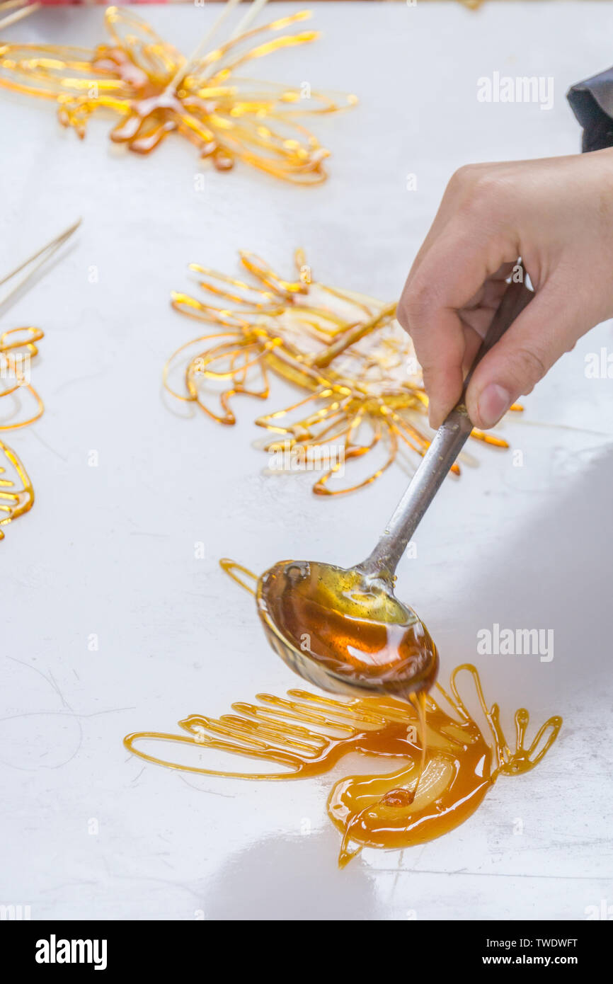Close-up of folk snack-peinture de sucre à Chengdu, Sichuan, Chine Banque D'Images