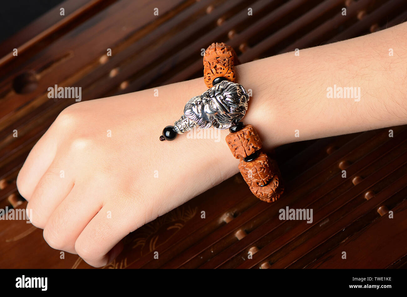 Grand lit King Kong main Bouddha Bodhi chaîne perles portant photo Banque D'Images