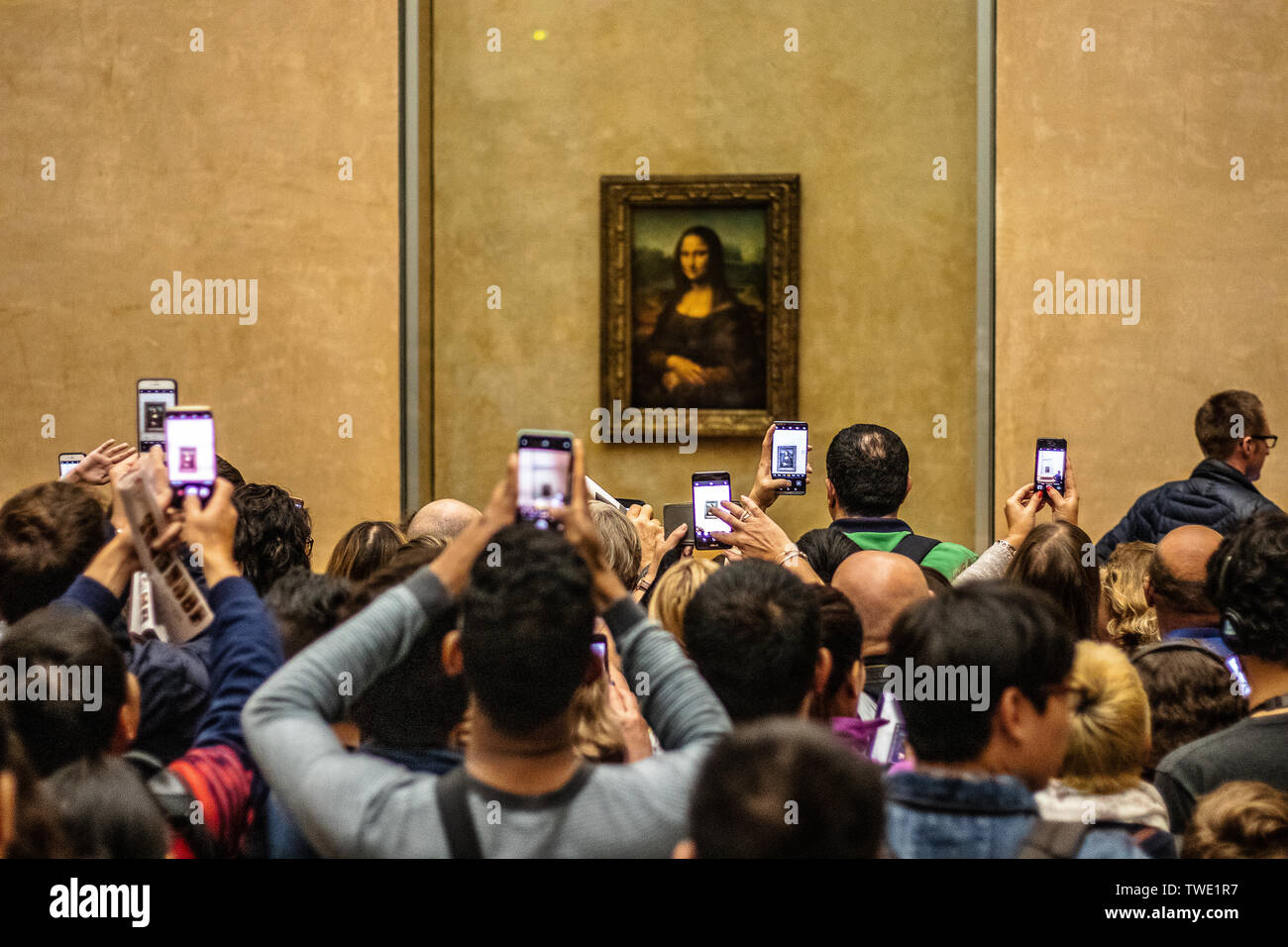 Paris, France, Oct 07, 2018 Musée du Louvre, les touristes à l'aide de caméras, téléphones mobiles, plus de chefs, à prendre des photos La Joconde La Joconde Léonard de Vinci Banque D'Images