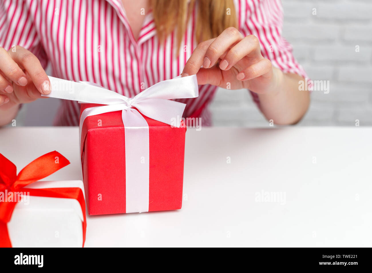 Female hands holding gift box. Banque D'Images