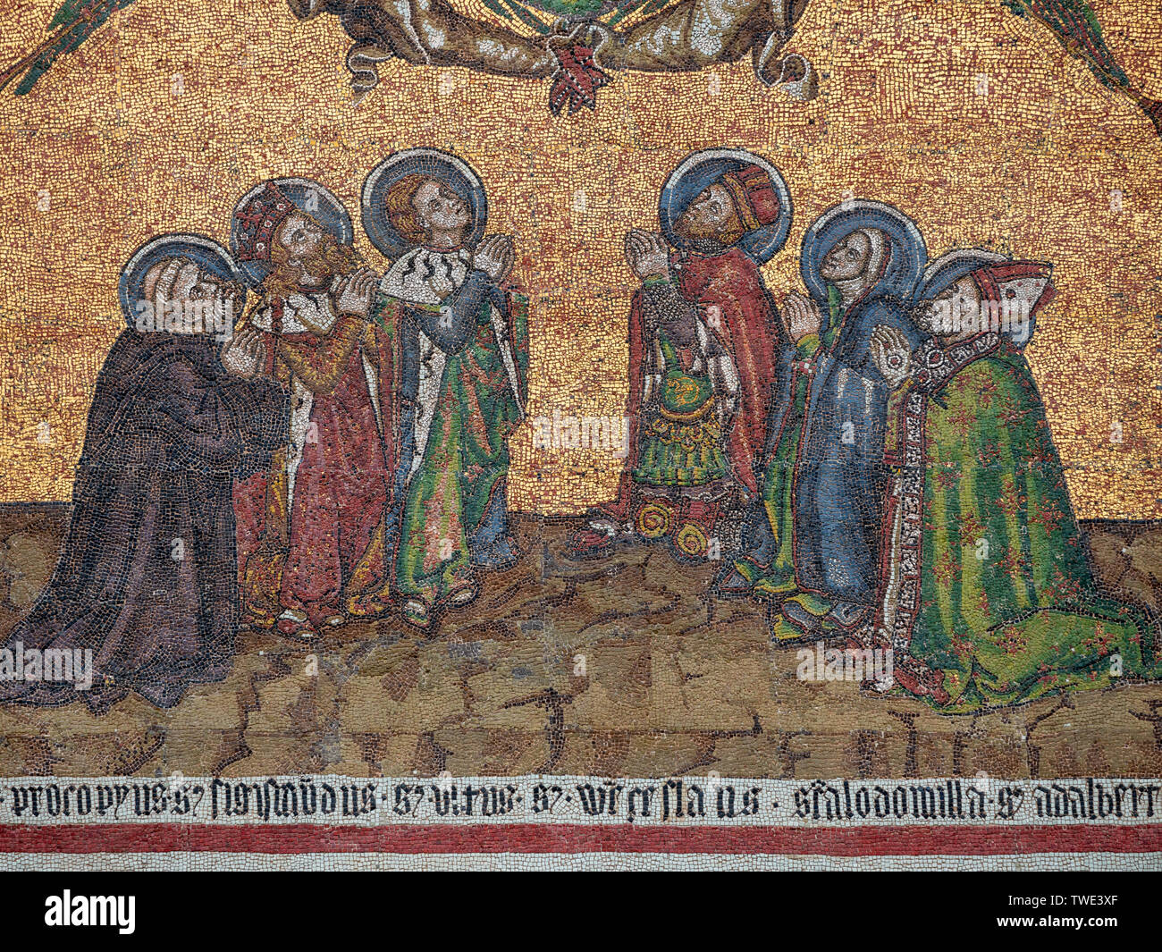 Détail de la mosaïque sur la porte d'or de la Cathédrale St Vitus à Prague, la Bohême, République tchèque. République tchèque six saints patrons sont à genoux et en priant, de gauche à droite, saint Procope, Saint Sigismond, Saint Vitus, Saint Venceslas, Saint Ludmila et Saint Adalbert Banque D'Images