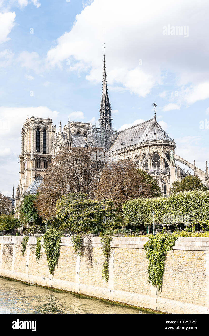 Paris, France, Oct 11, 2018 point de vue touristique à Paris, la cathédrale de Notre-Dame, Notre-Dame de Paris est plus beaux exemples de l'architecture gothique française Banque D'Images