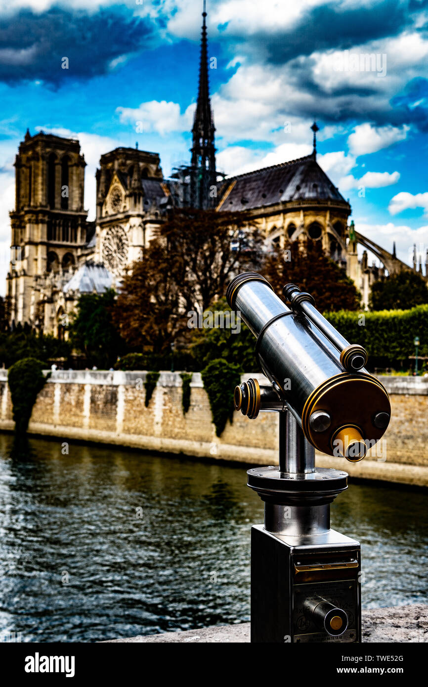 Paris, France, 11 Octobre 2018 : pour les chaînes à la télescope d'observation, la cathédrale de Notre-Dame, Notre-Dame de Paris est l'architecture gothique française Banque D'Images