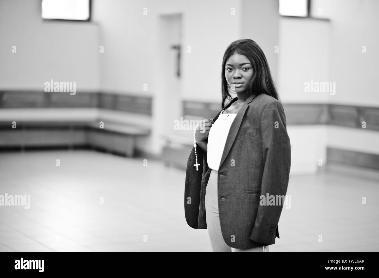 African American Woman priant dans l'église. Croyants médite dans la cathédrale et temps spirituel de la prière. Banque D'Images