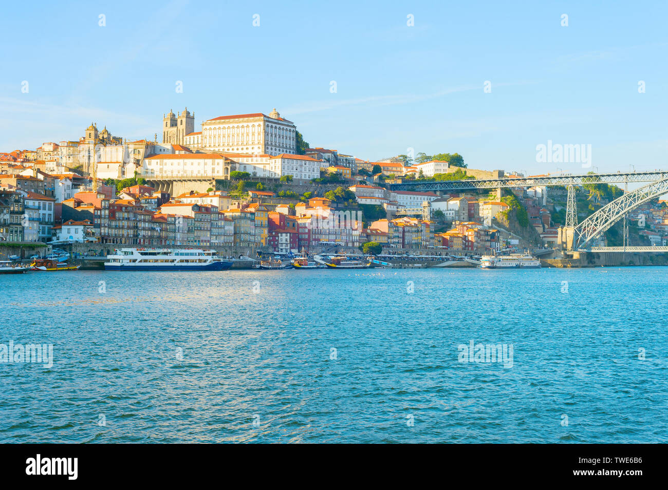 La Cathédrale de Porto, Ribeira, Vieille Ville, Rivière Douro et Pont Dom Luis au coucher du soleil. Porto, Portugal Banque D'Images