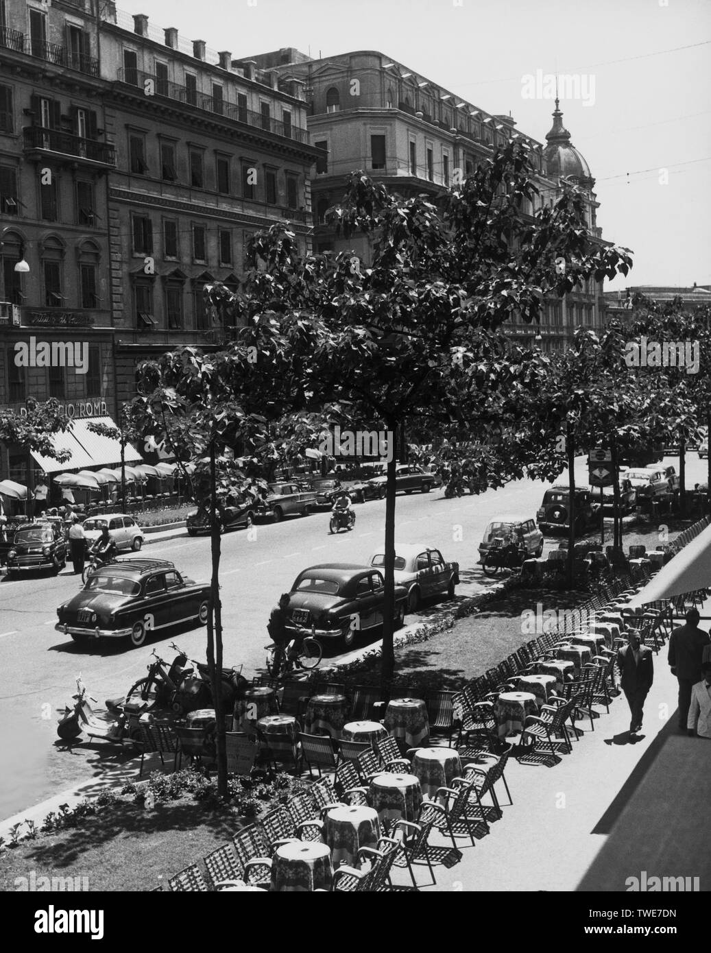 L'Italie, Lazio, Rome, via veneto avec les tables et le dôme de l'hôtel Excelsior, 1958 Banque D'Images