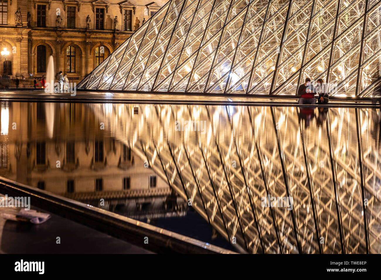 Paris, France, Octobre 04, 2018 : le palais du Louvre et la pyramide (par nuit) comme entrée à l'intérieur du Louvre, les touristes à visiter, prendre des photos Banque D'Images