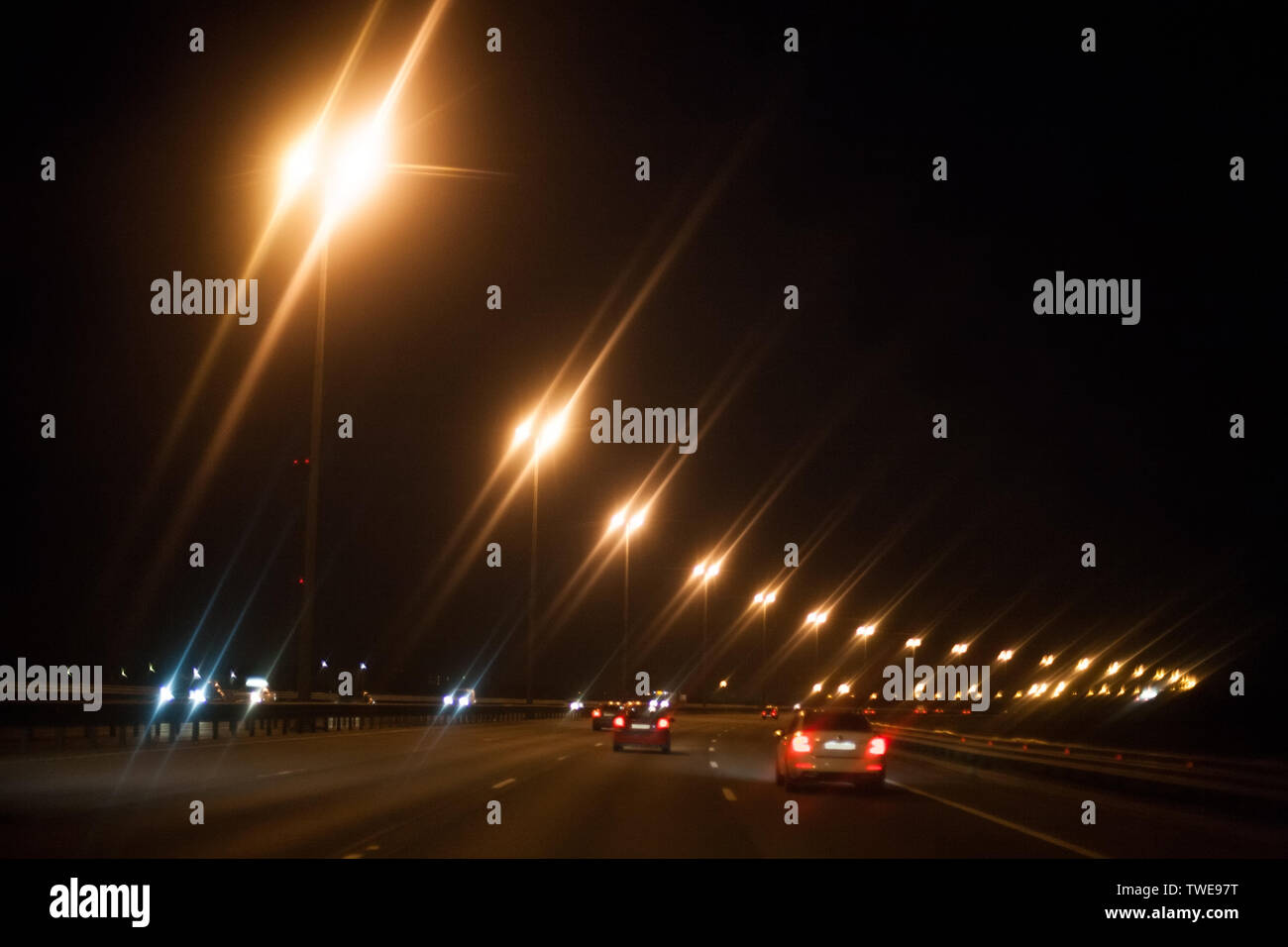 Nuit noire de l'autoroute de la route avec les voitures et les feux jaunes Banque D'Images