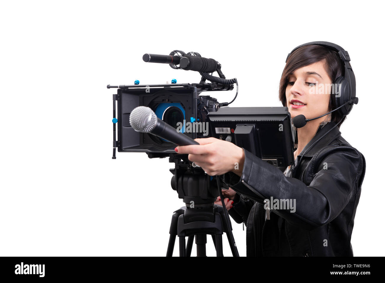 Une jolie jeune femme journaliste avec microphone avec caméra vidéo on white Banque D'Images