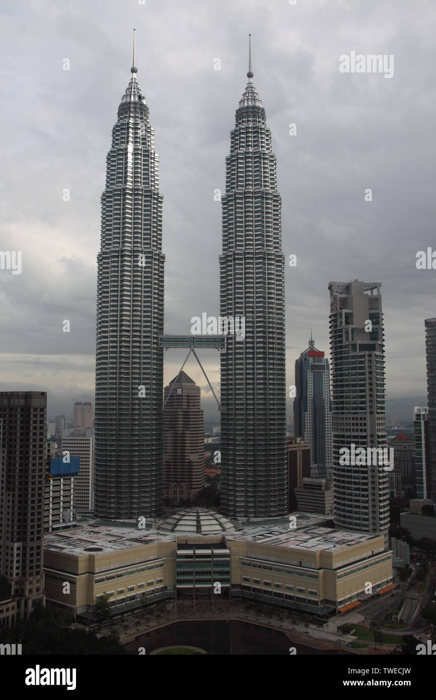 Gratte-ciels dans une ville, Petronas Twin Towers, Kuala Lumpur, Malaisie Banque D'Images