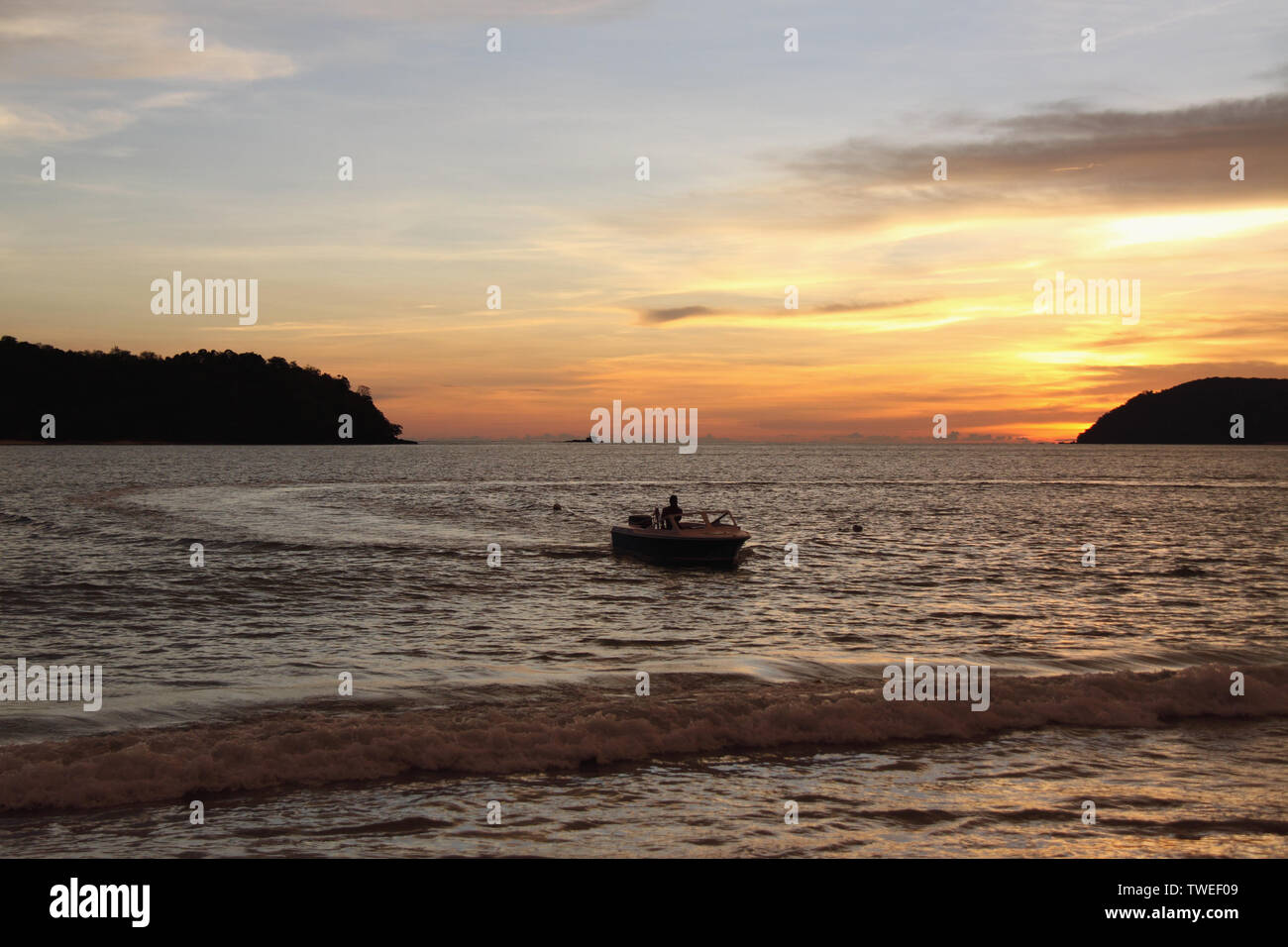 Bateau à moteur en mer, île de Langkawi, Malaisie Banque D'Images