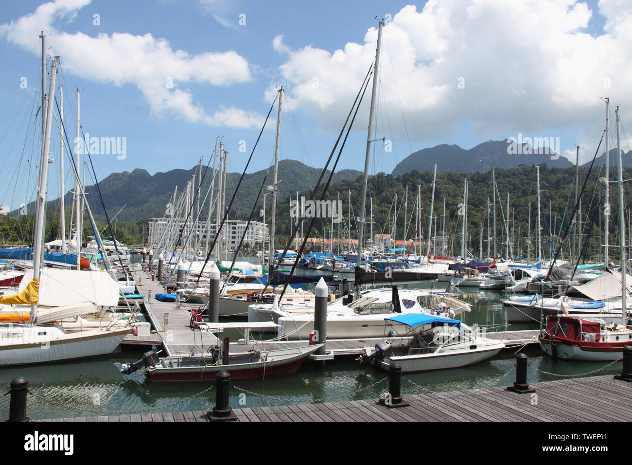 Yachts amarrés à un port, parc du port de Telaga, île de Langkawi, Malaisie Banque D'Images