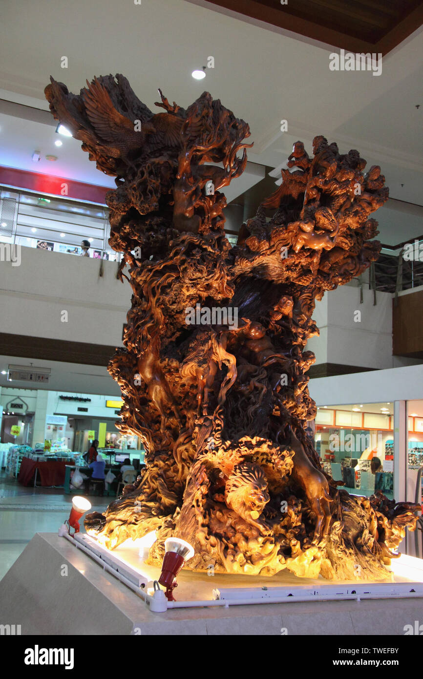 Sculpture en bois dans un centre commercial, Malaisie Banque D'Images