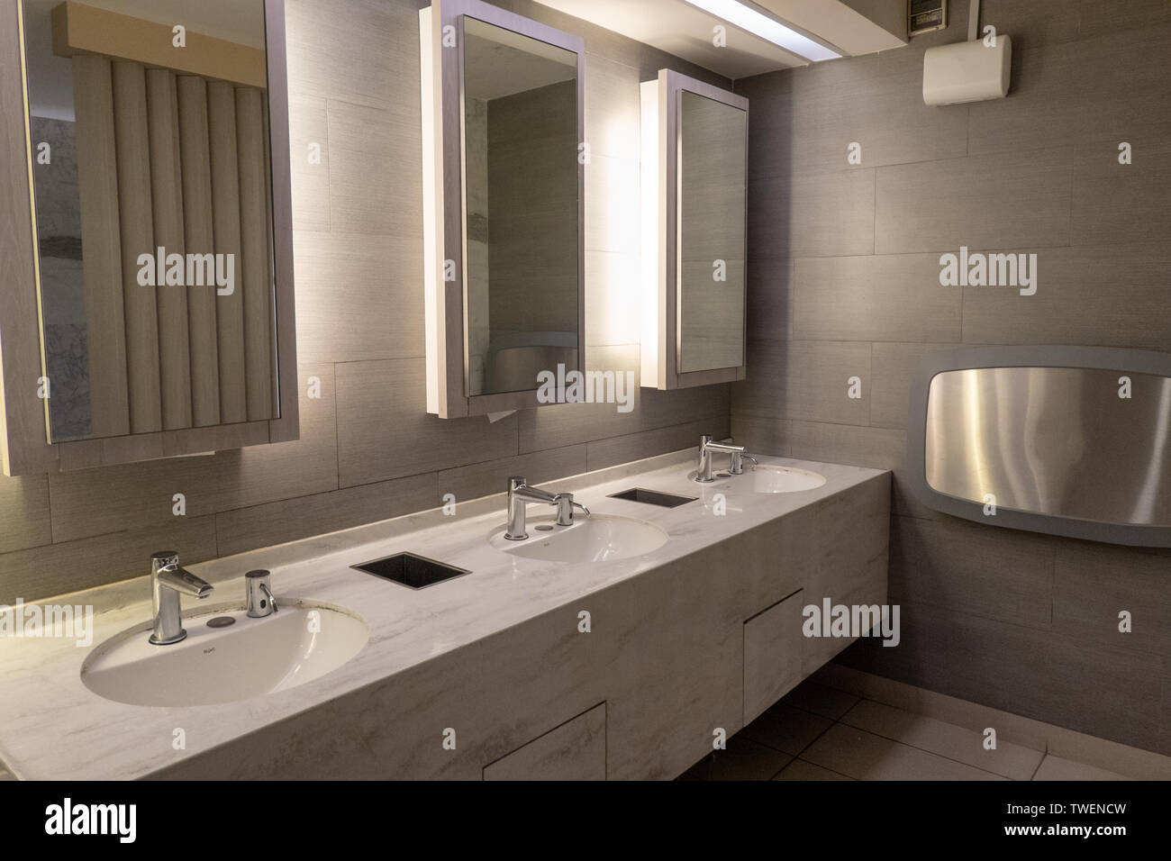 Lavabo en marbre de luxe avec la lumière dans un miroir dans les toilettes publiques au Mall Banque D'Images