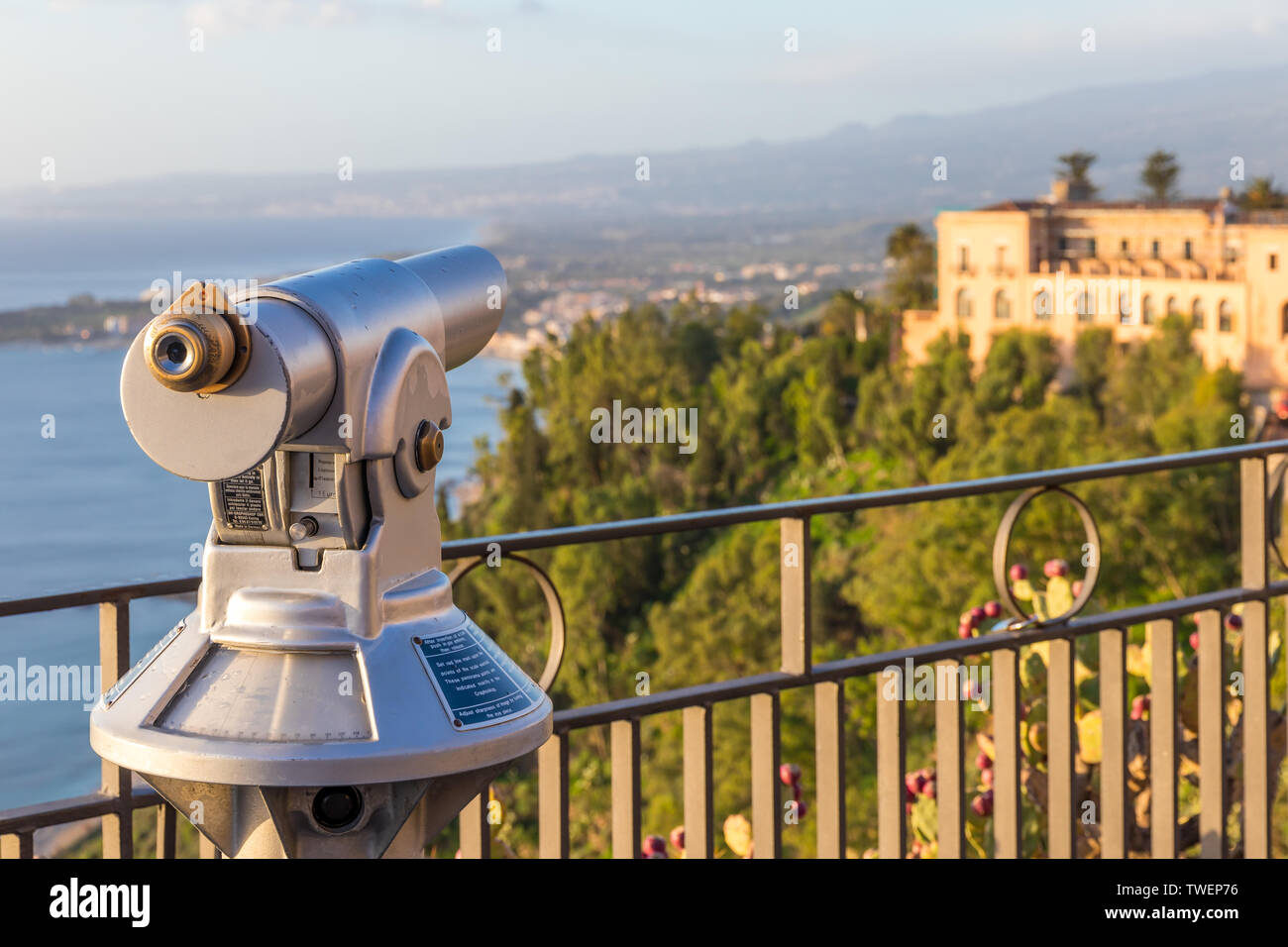 Télescope monté à l'affût à Piazza IX Aprile offrant une vue sur le littoral, Taormina, Sicile, Italie, Europe Banque D'Images