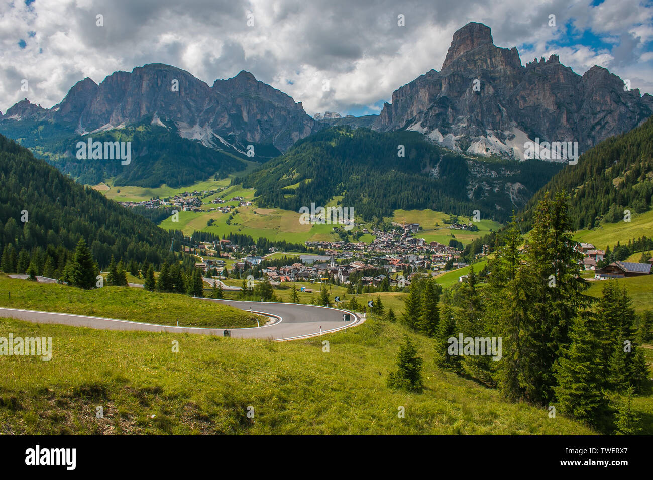 Vue d'été de Corvara à Badia à Val Badia, dolomites italiens, Alto Adige, Italie, Europe Banque D'Images