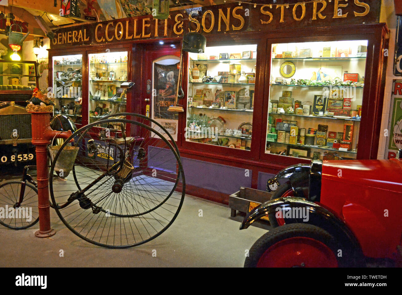 Souvenirs de l'automobile et un vieux vélo à la Musée des véhicules à moteur de Cotswold, Bourton-on-the-water, Gloucestershire, Royaume-Uni Banque D'Images