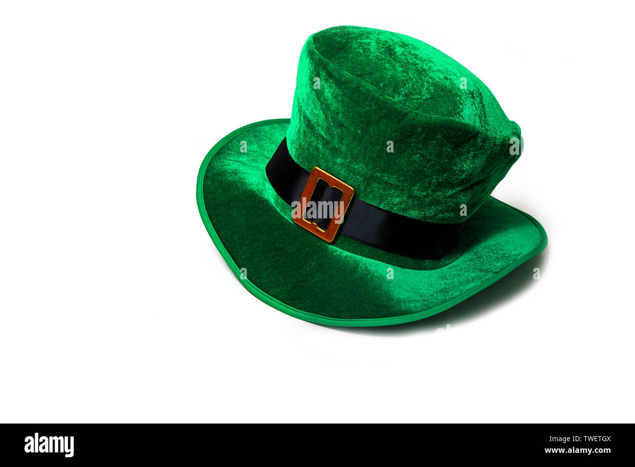 Un jour de la Saint-patrick costume chapeau d'un leprechaun. Chapeau vert  irlandais sur un fond blanc Photo Stock - Alamy