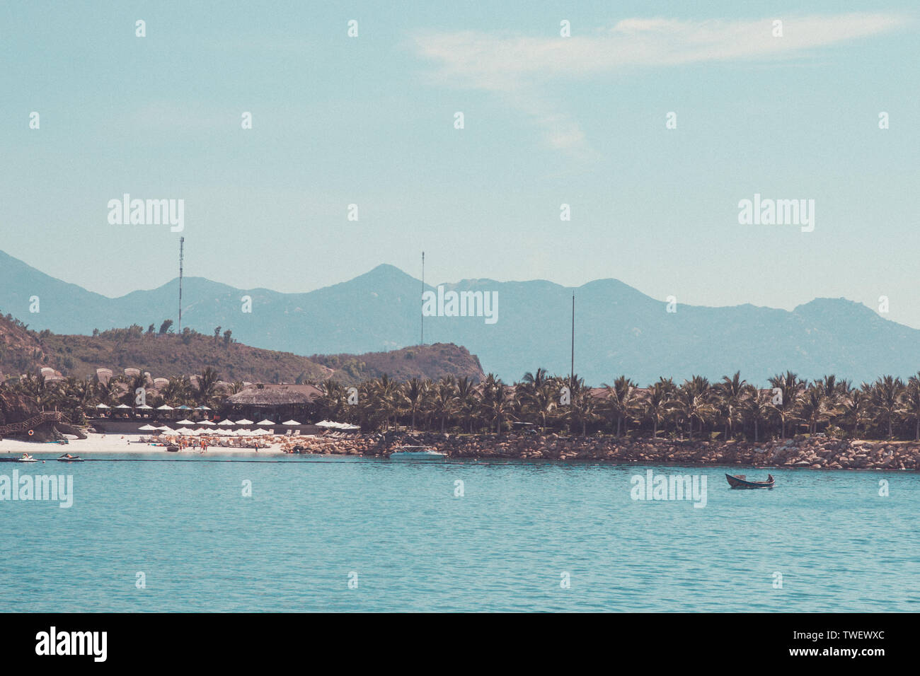 Paysage, vue de la mer, plage de sable blanc, palmiers, montagnes, bateau, avion dans le ciel, au Vietnam. Hôtel 5 étoiles Banque D'Images