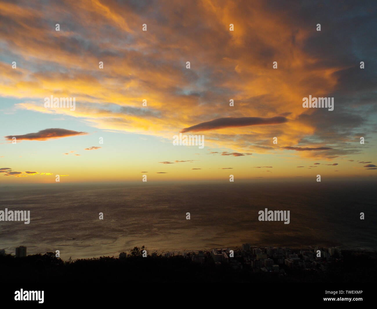 Nuages au coucher du soleil Banque D'Images