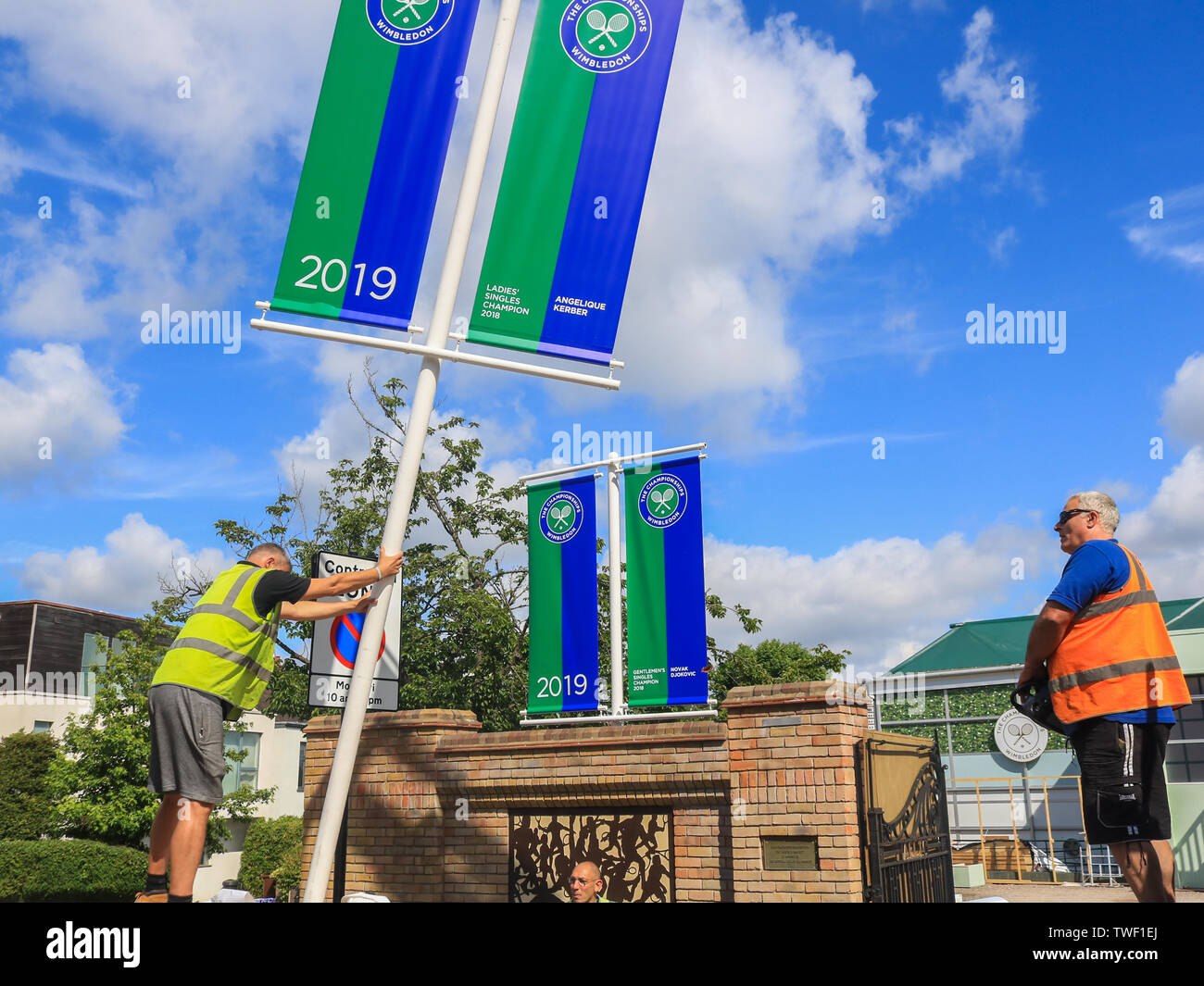 Wimbledon Londres, Royaume-Uni. 20 Juin, 2019. Des bannières avec les noms de Wimbledon 2018 Hommes et femmes des célibataires champions Novak Djokovic (Serbie) et Angelique Kerber (Allemagne) sont levées d'un camion sur les portes de l'profils têtes se prépare à accueillir les championnats de Wimbledon : Crédit amer ghazzal/Alamy Live News Banque D'Images