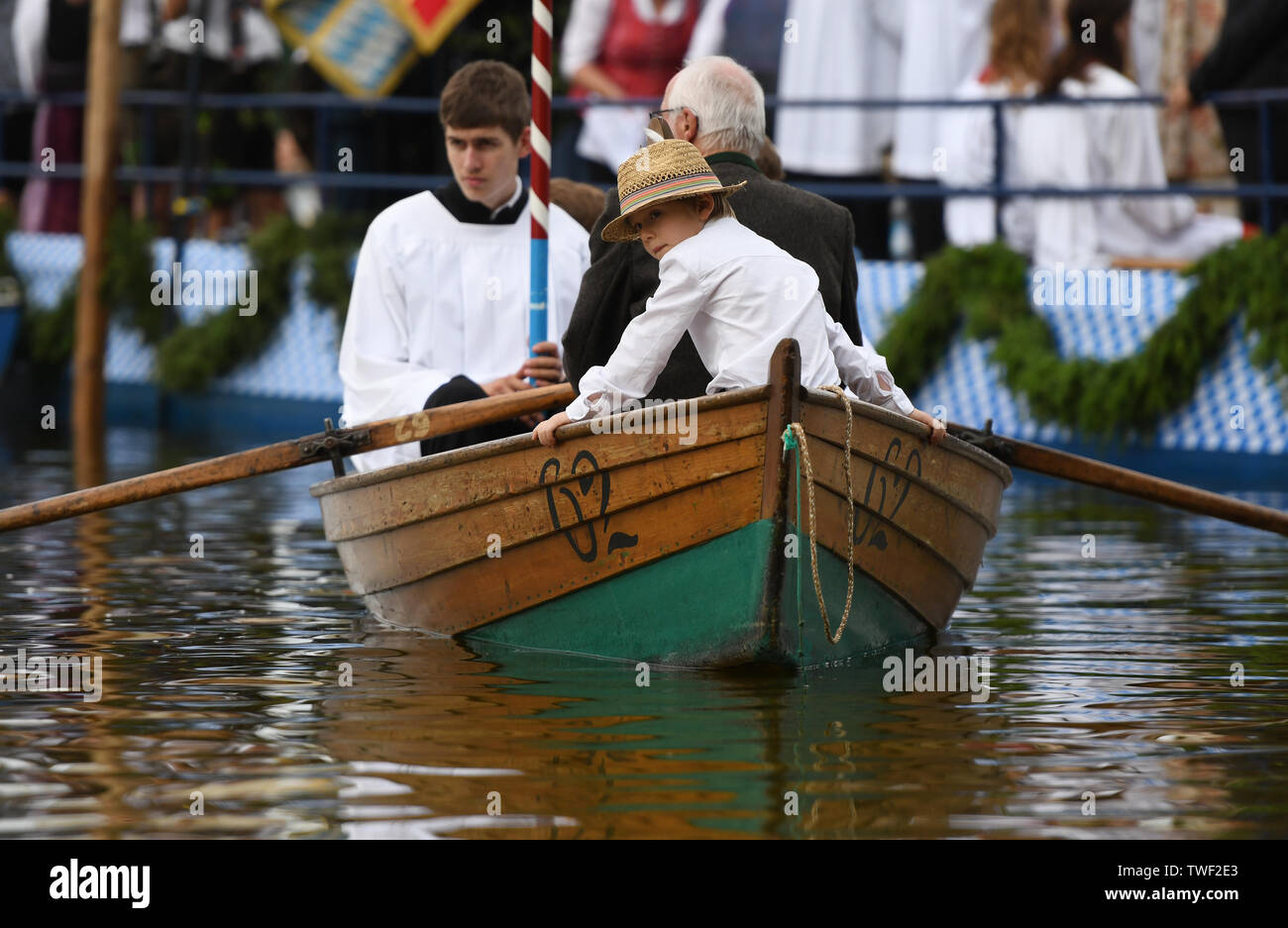 Seehausen, Allemagne. 20 Juin, 2019. Les croyants en costume traditionnel s'asseoir sur leurs bateaux pendant la procession à la mer de Corpus Christi Staffelsee dans Seehausen. Depuis 1935, la procession mène de l'église du village au lac. De là, il va par les bateaux pour l'île de Wörth, aux racines de la paroisse Panoramahotel Nigglhof. Credit : Angelika Warmuth/dpa/Alamy Live News Banque D'Images