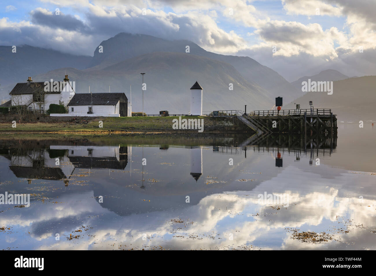 Le Ben Nevis reflétée dans le Loch Linnhe. Banque D'Images