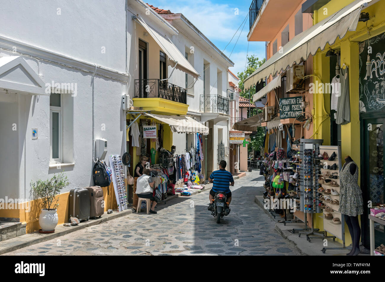 Une rue de la ville de Skopelos, Sporades du Nord de la Grèce. Banque D'Images