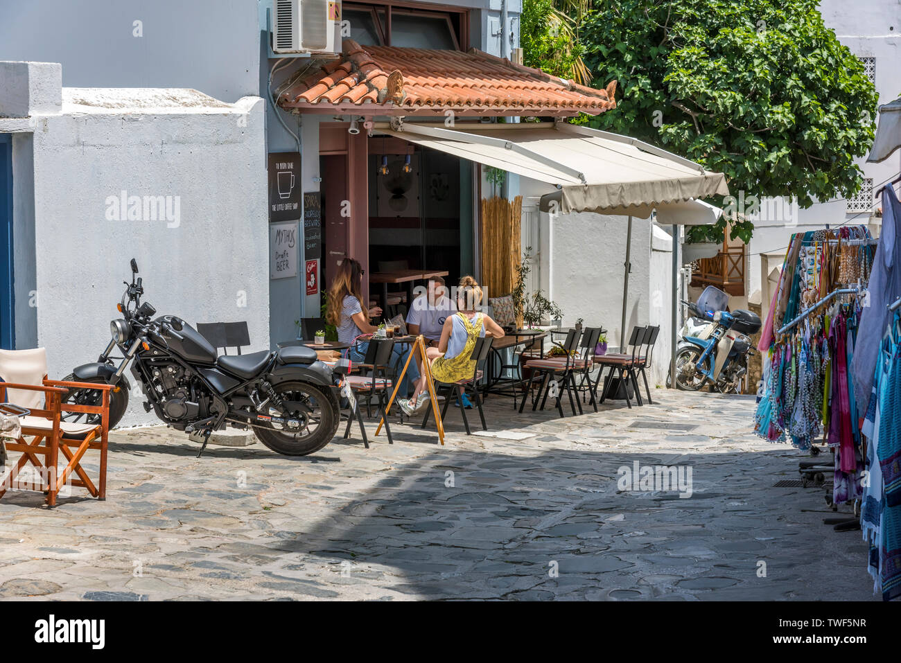 Cafe de la ville de Skopelos, Sporades du Nord de la Grèce. Banque D'Images