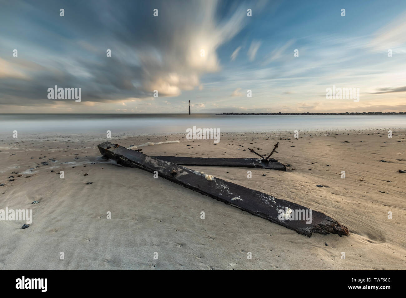 Défenses mer cassée portant sur la plage du Morning Sunrise at Sea Palling à Norfolk. Banque D'Images
