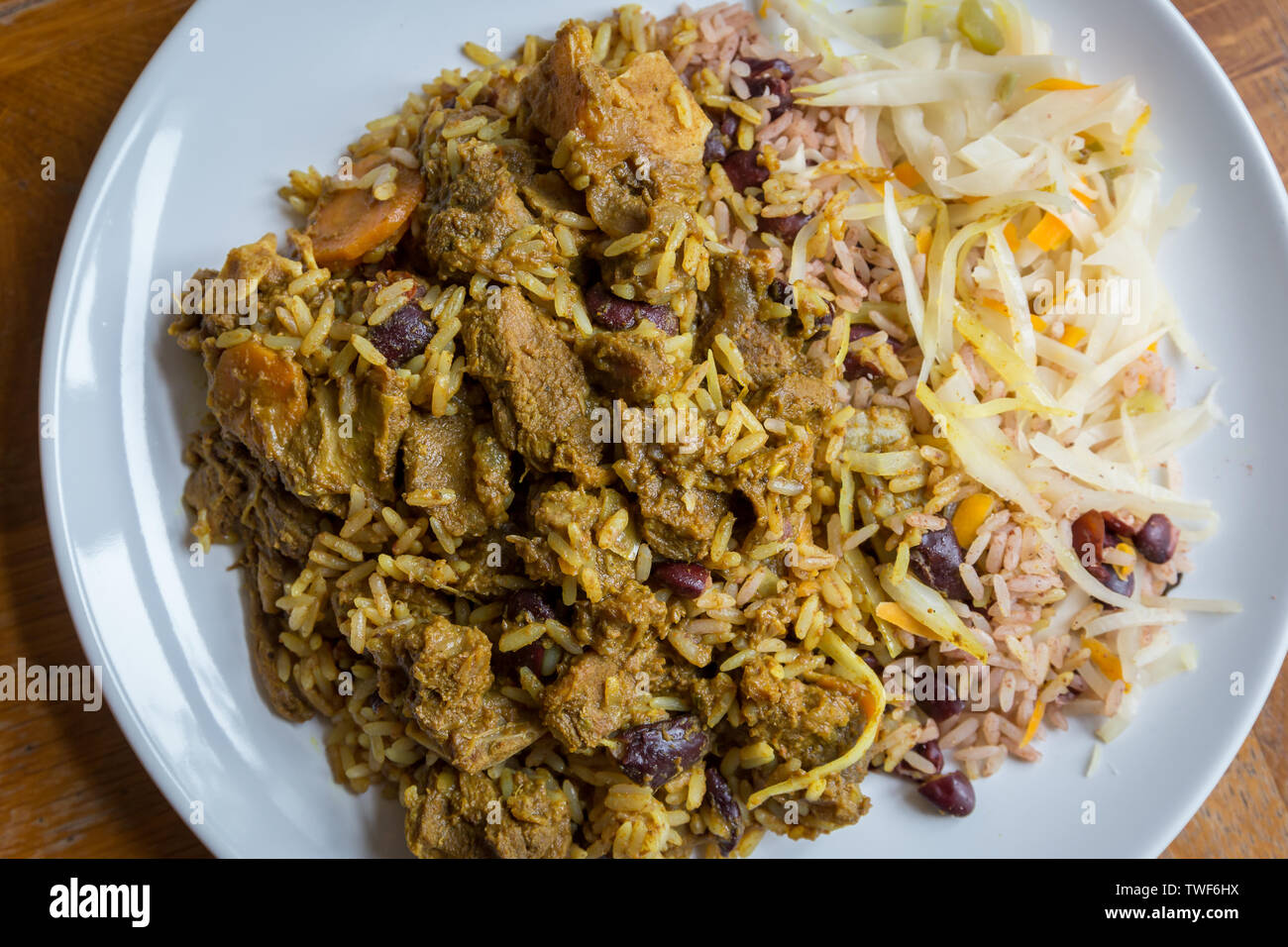 Nourriture jamaïcaine. Chèvre au curry jamaïcain servi avec riz et pois traditionnels Banque D'Images