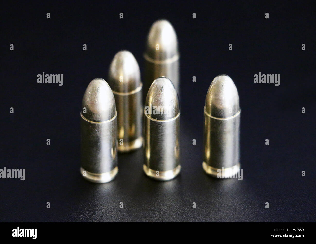 Close up de 9 mm pistolet munitions balles d'or sur l'arrière-plan. D'unités des forces spéciales. Banque D'Images