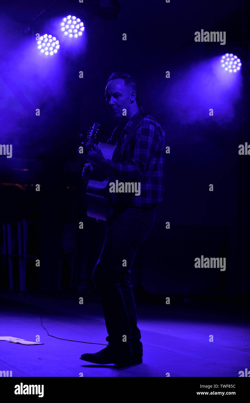 Ancien musicien Aztec Camera Roddy Frame effectue un set acoustique en solo au kiosque de Kelvingrove, Glasgow Banque D'Images