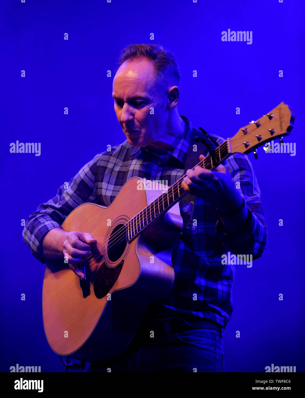 Ancien musicien Aztec Camera Roddy Frame effectue un set acoustique en solo au kiosque de Kelvingrove, Glasgow Banque D'Images