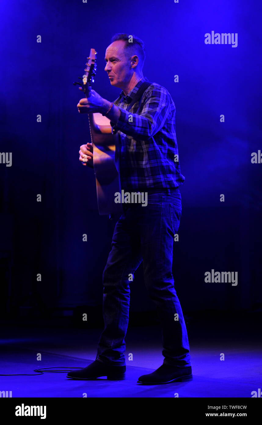 Ancien musicien Aztec Camera Roddy Frame effectue un set acoustique en solo au kiosque de Kelvingrove, Glasgow Banque D'Images