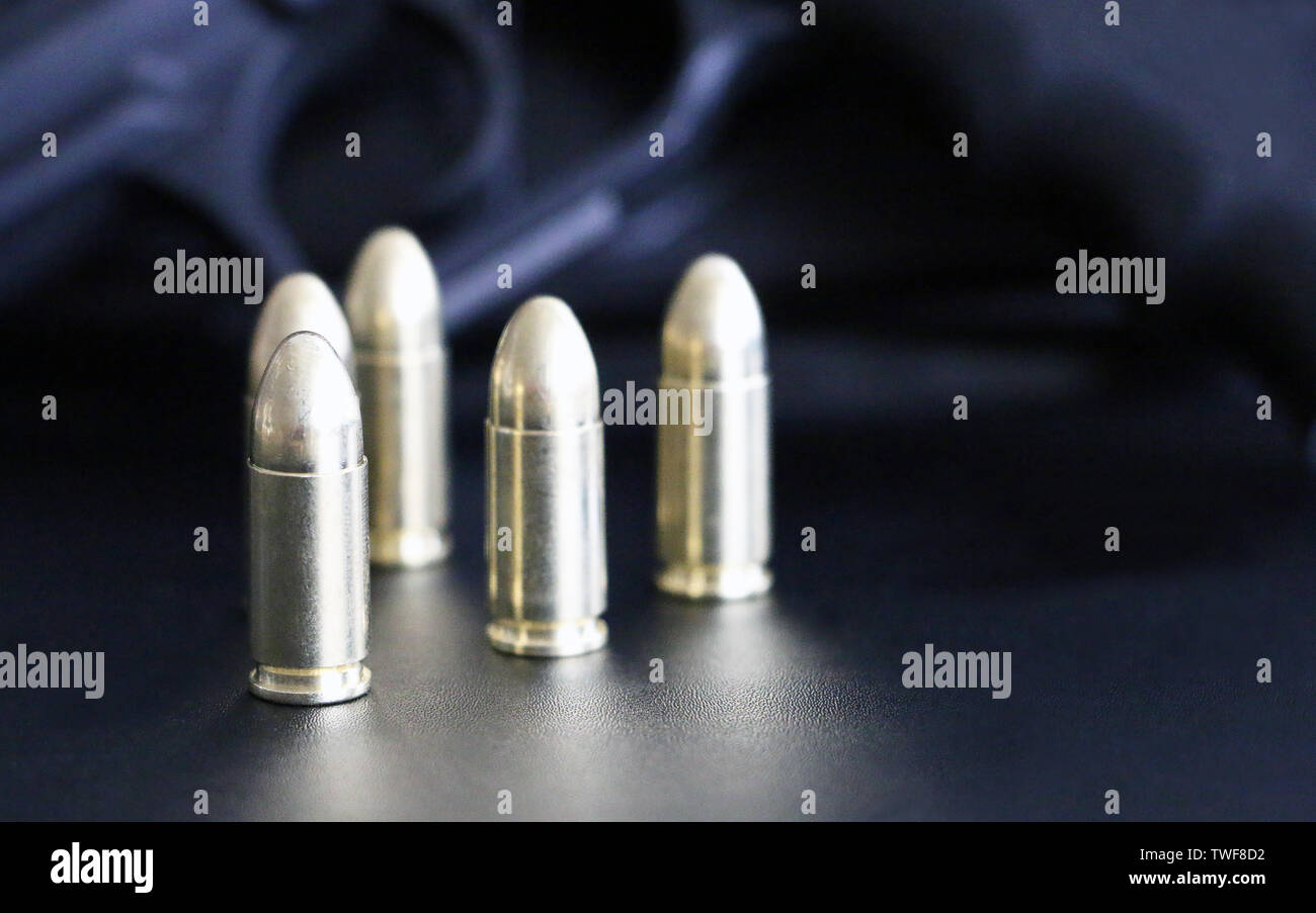 Close up de 9 mm pistolet munitions balles d'or sur l'arrière-plan. D'unités des forces spéciales. Banque D'Images