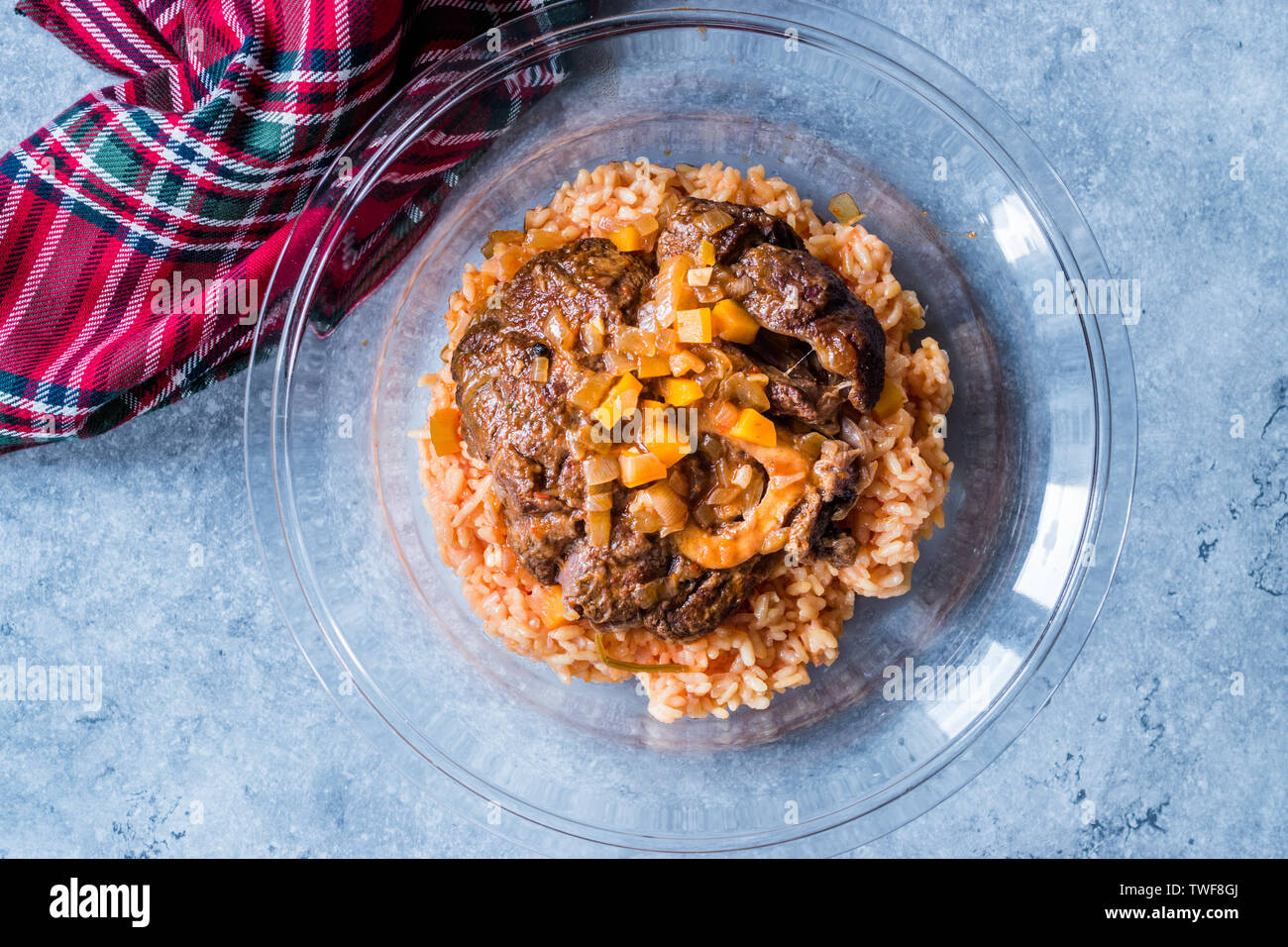 Osso Buco, jarrets de veau braisé au vin qui sont au safran, Risotto au poivron rouge rôti et le romarin. Organic Cuisine traditionnelle. Banque D'Images