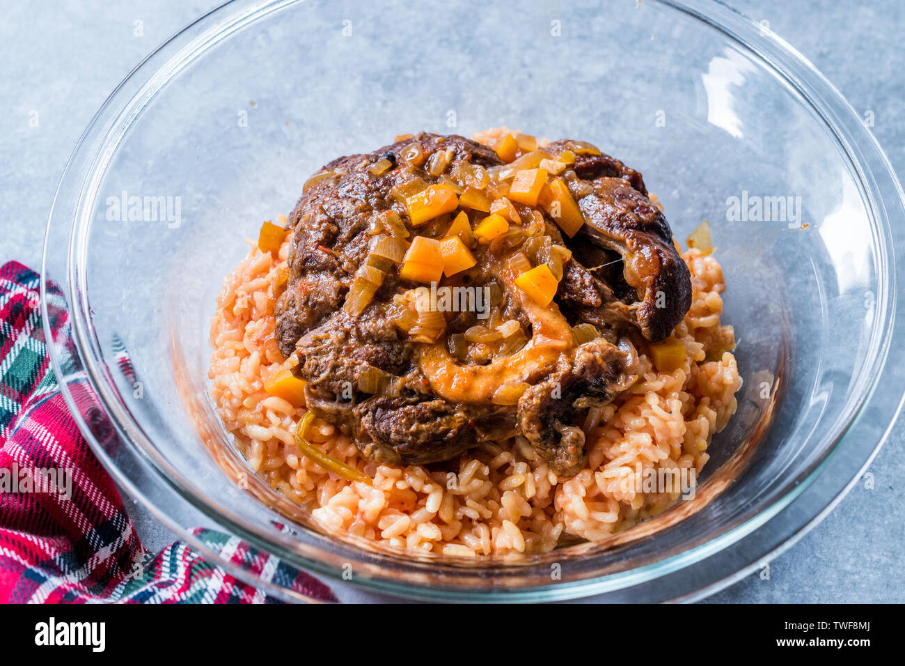 Osso Buco, jarrets de veau braisé au vin qui sont au safran, Risotto au poivron rouge rôti et le romarin. Organic Cuisine traditionnelle. Banque D'Images