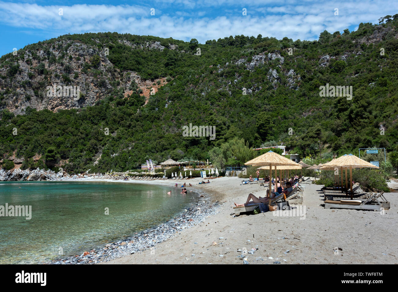 Plage Limnonari, Skopelos, Sporades du Nord de la Grèce. Banque D'Images