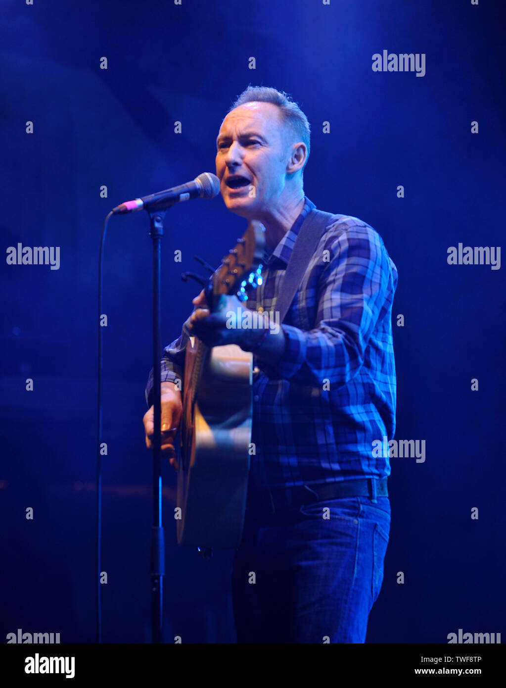 Ancien musicien Aztec Camera Roddy Frame effectue un set acoustique en solo au kiosque de Kelvingrove, Glasgow Banque D'Images
