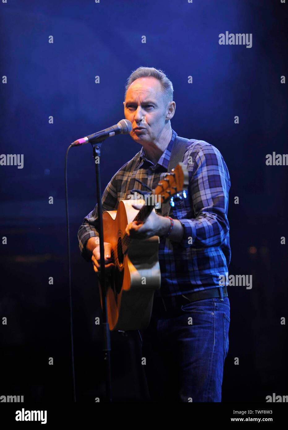 Ancien musicien Aztec Camera Roddy Frame effectue un set acoustique en solo au kiosque de Kelvingrove, Glasgow Banque D'Images