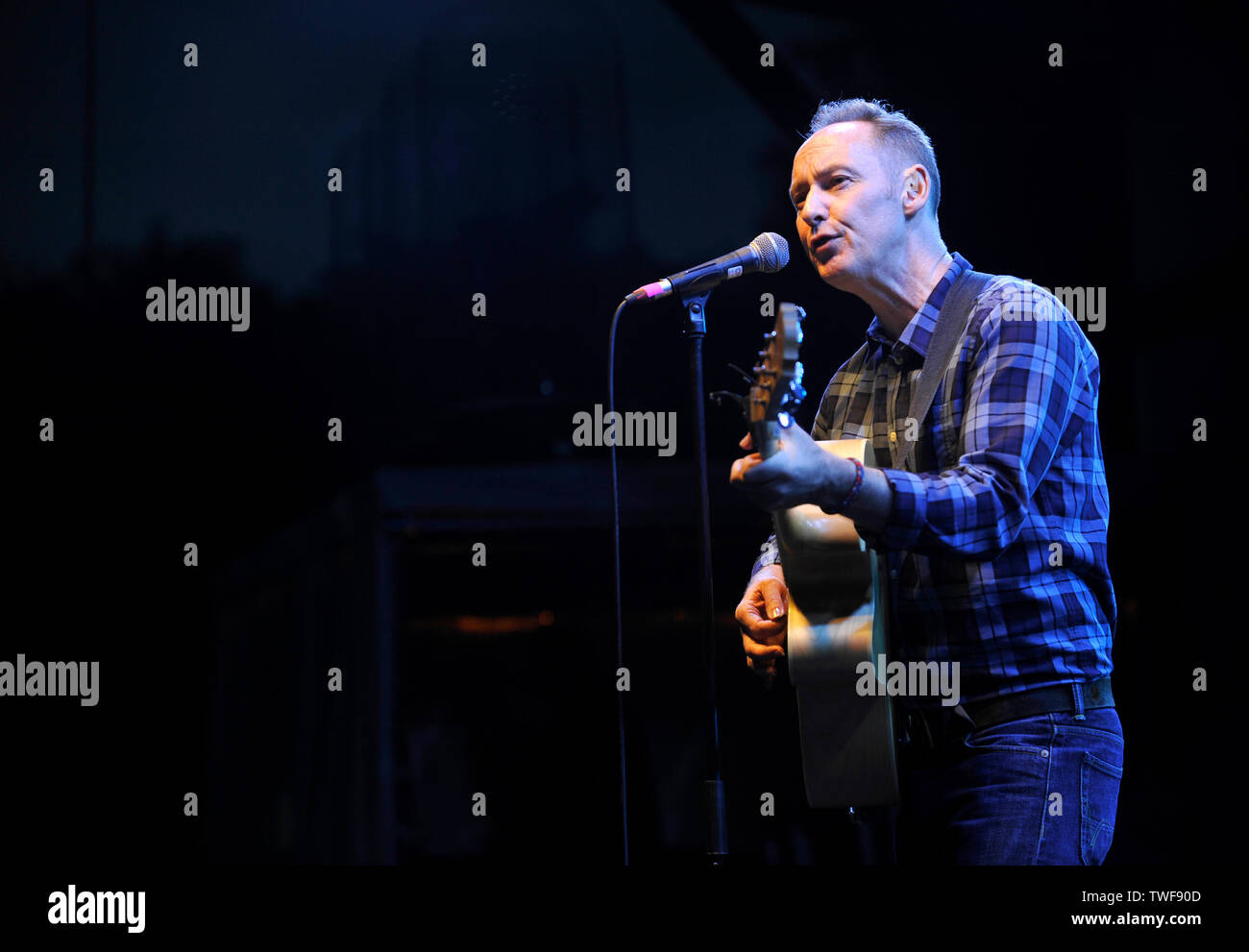 Ancien musicien Aztec Camera Roddy Frame effectue un set acoustique en solo au kiosque de Kelvingrove, Glasgow Banque D'Images
