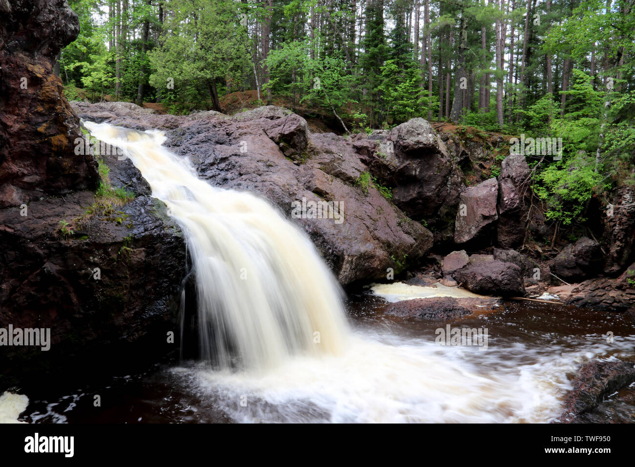 Cascade dans le Wisconsin Amnicon montrant l'eau qui coule comme un flou Banque D'Images