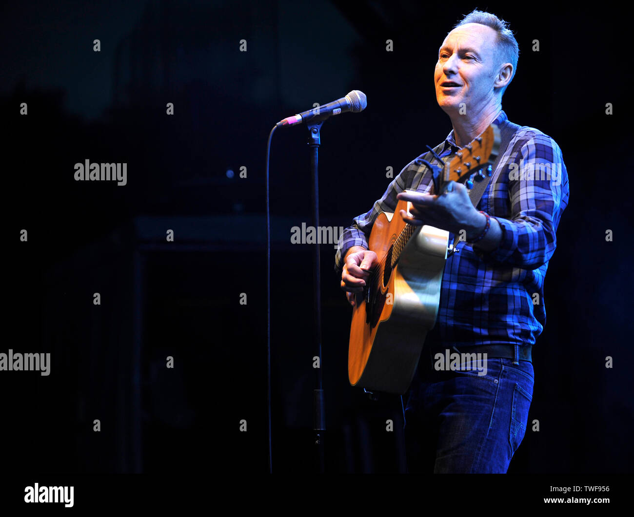Ancien musicien Aztec Camera Roddy Frame effectue un set acoustique en solo au kiosque de Kelvingrove, Glasgow Banque D'Images