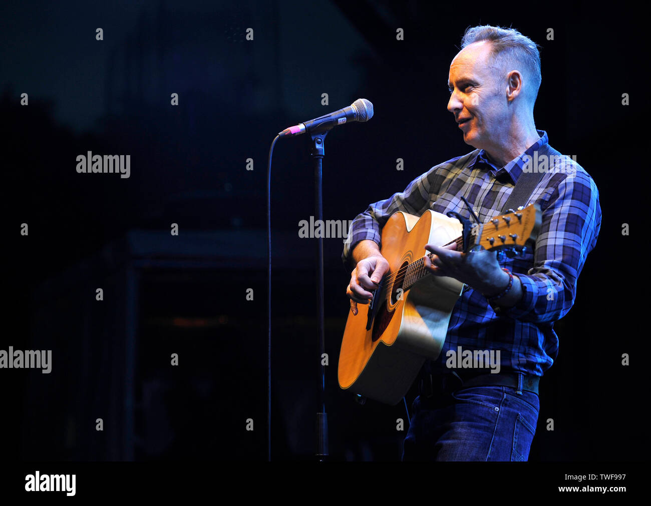 Ancien musicien Aztec Camera Roddy Frame effectue un set acoustique en solo au kiosque de Kelvingrove, Glasgow Banque D'Images
