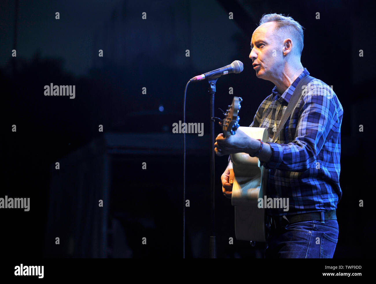Ancien musicien Aztec Camera Roddy Frame effectue un set acoustique en solo au kiosque de Kelvingrove, Glasgow Banque D'Images