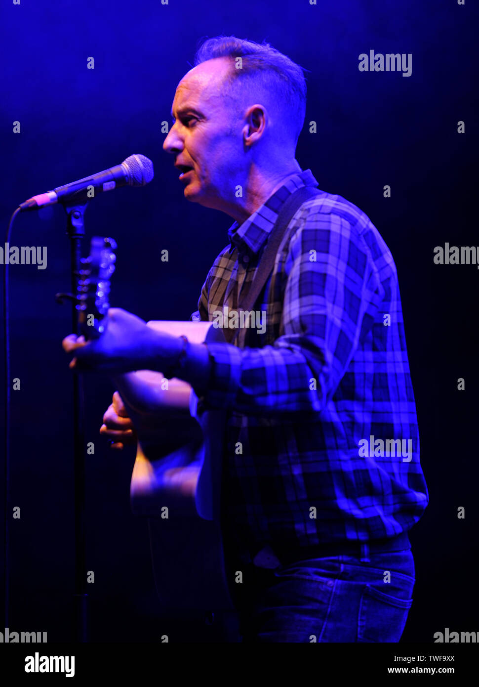 Ancien musicien Aztec Camera Roddy Frame effectue un set acoustique en solo au kiosque de Kelvingrove, Glasgow Banque D'Images