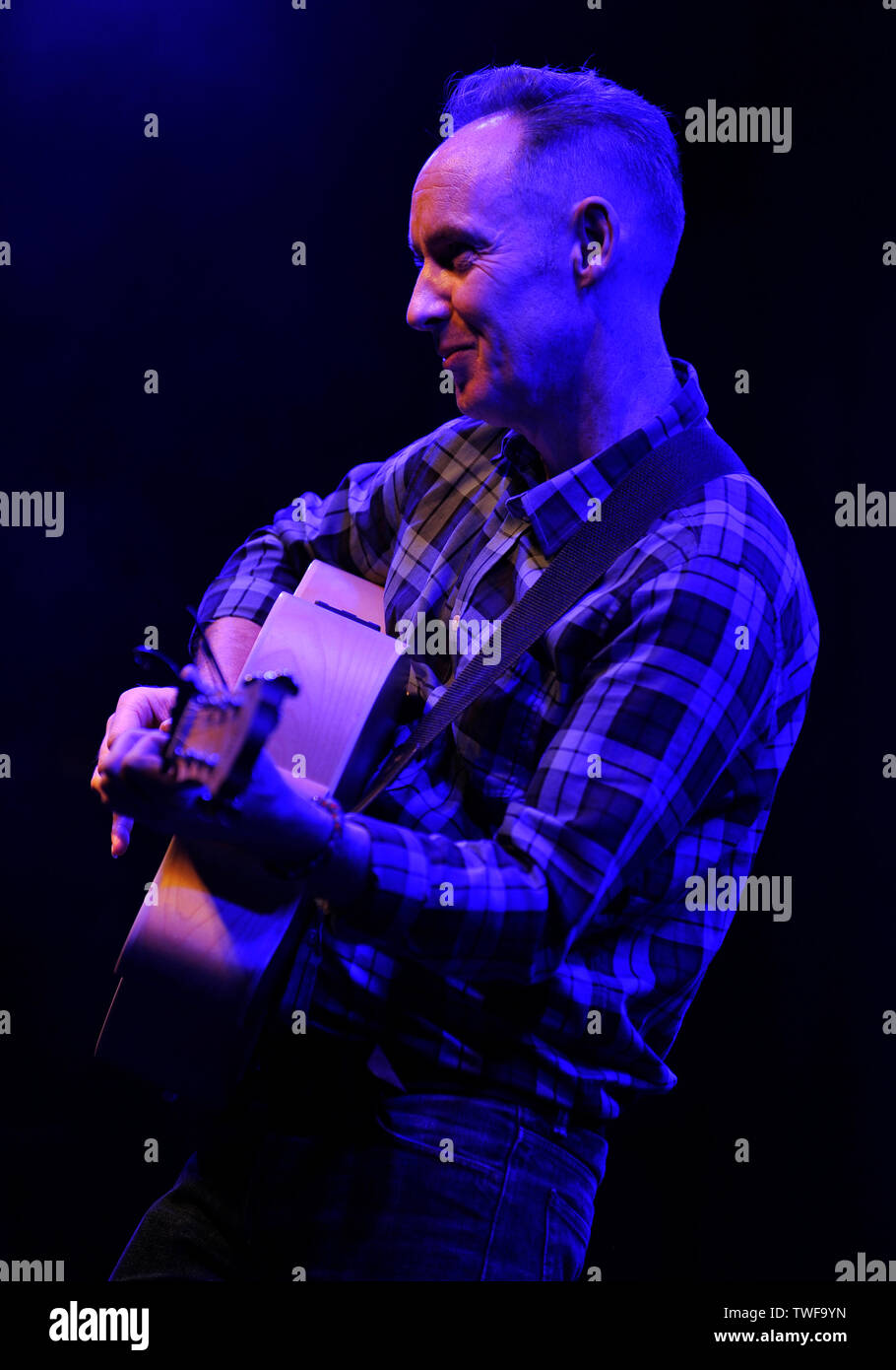 Ancien musicien Aztec Camera Roddy Frame effectue un set acoustique en solo au kiosque de Kelvingrove, Glasgow Banque D'Images